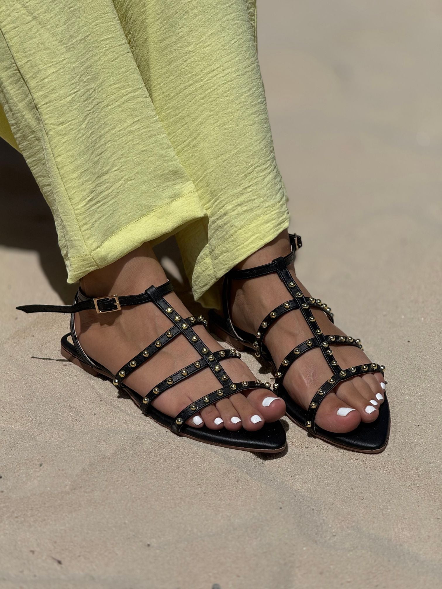 Sandalias negras tipo gladiador con taches  - P1523
