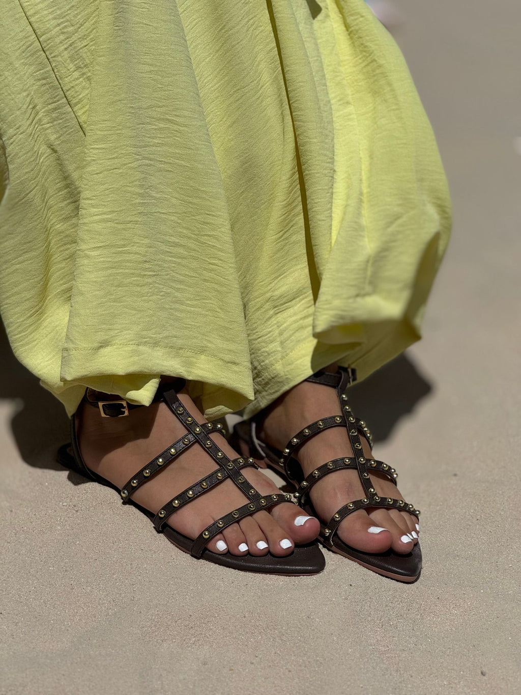 Sandalias café tipo gladiador con taches  - P1523
