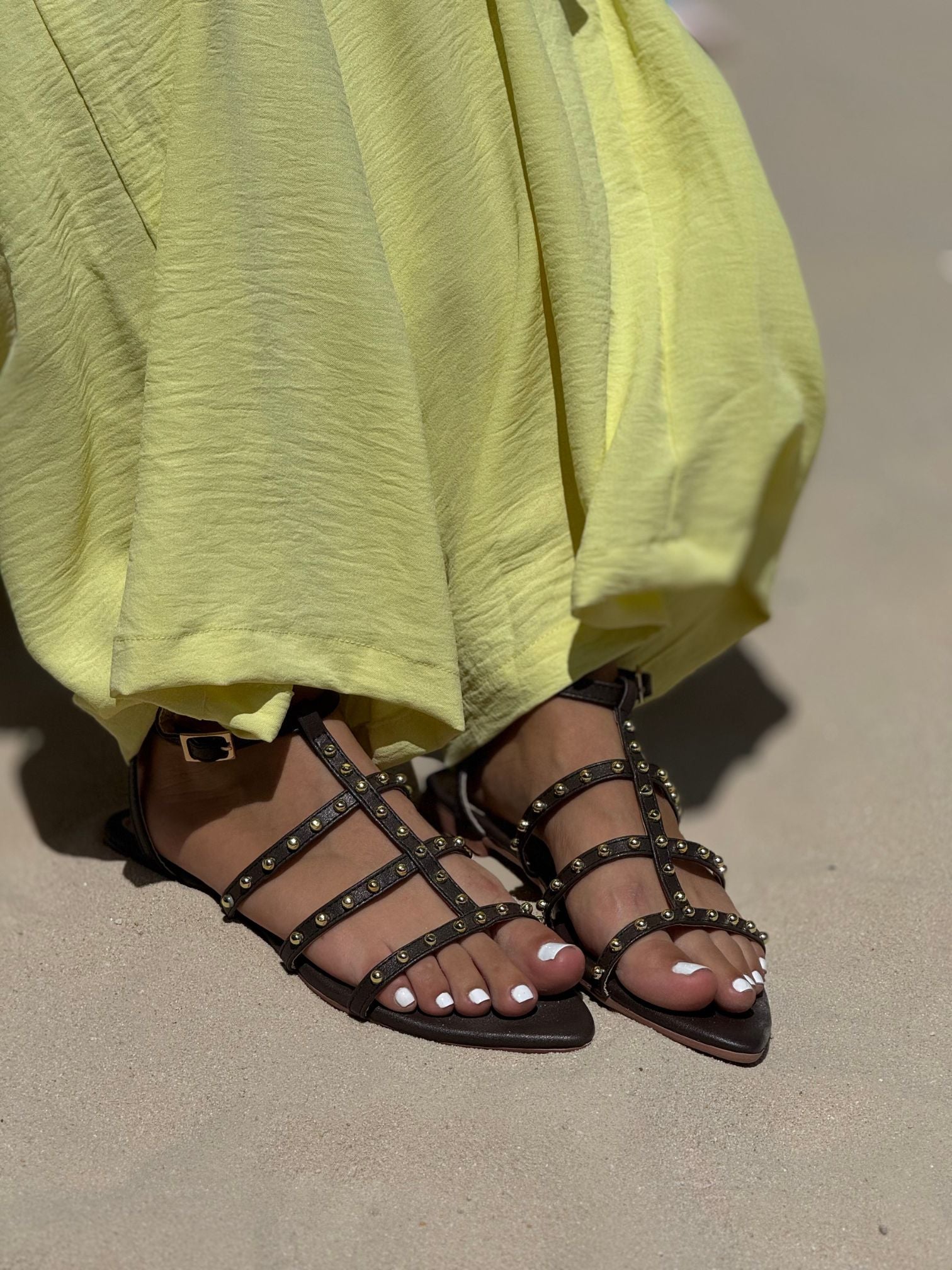 Sandalias café tipo gladiador con taches  - P1523
