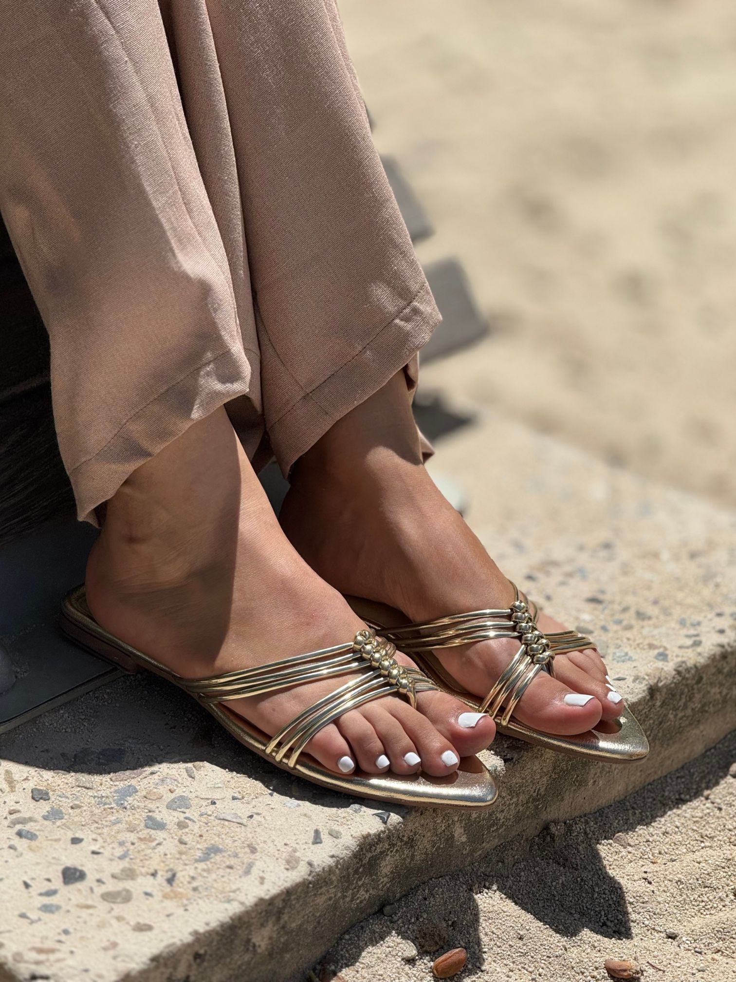 Sandalias doradas planas con tiras finas  - P1524