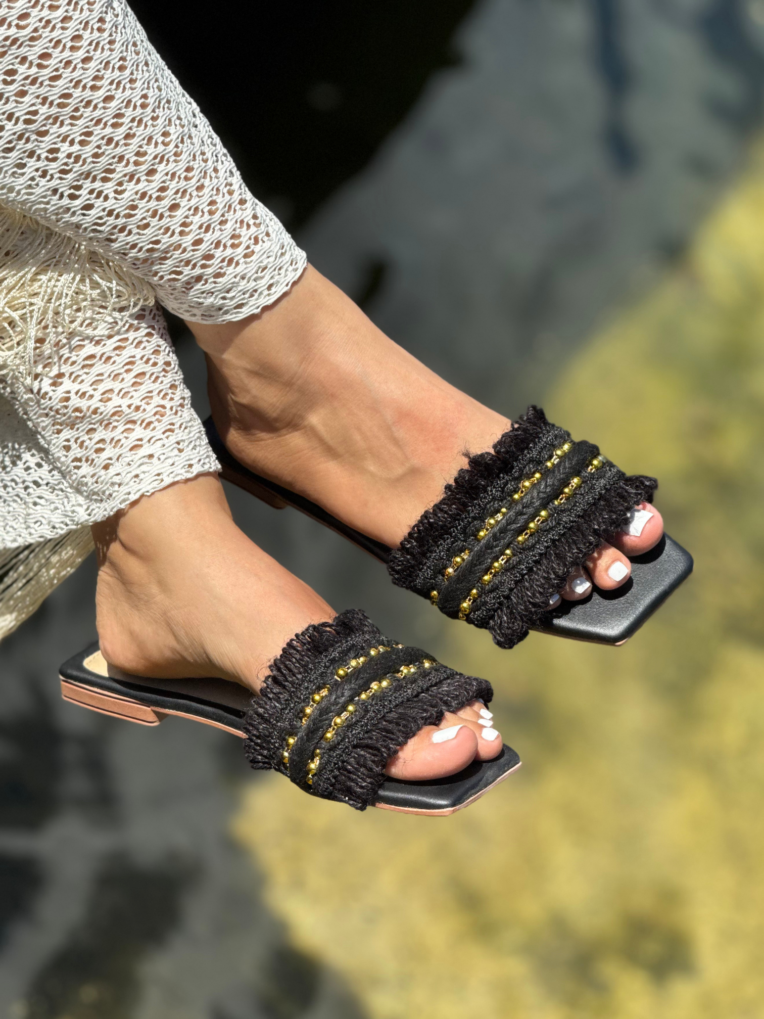 Sandalias Planas con Toques Dorados - P1486