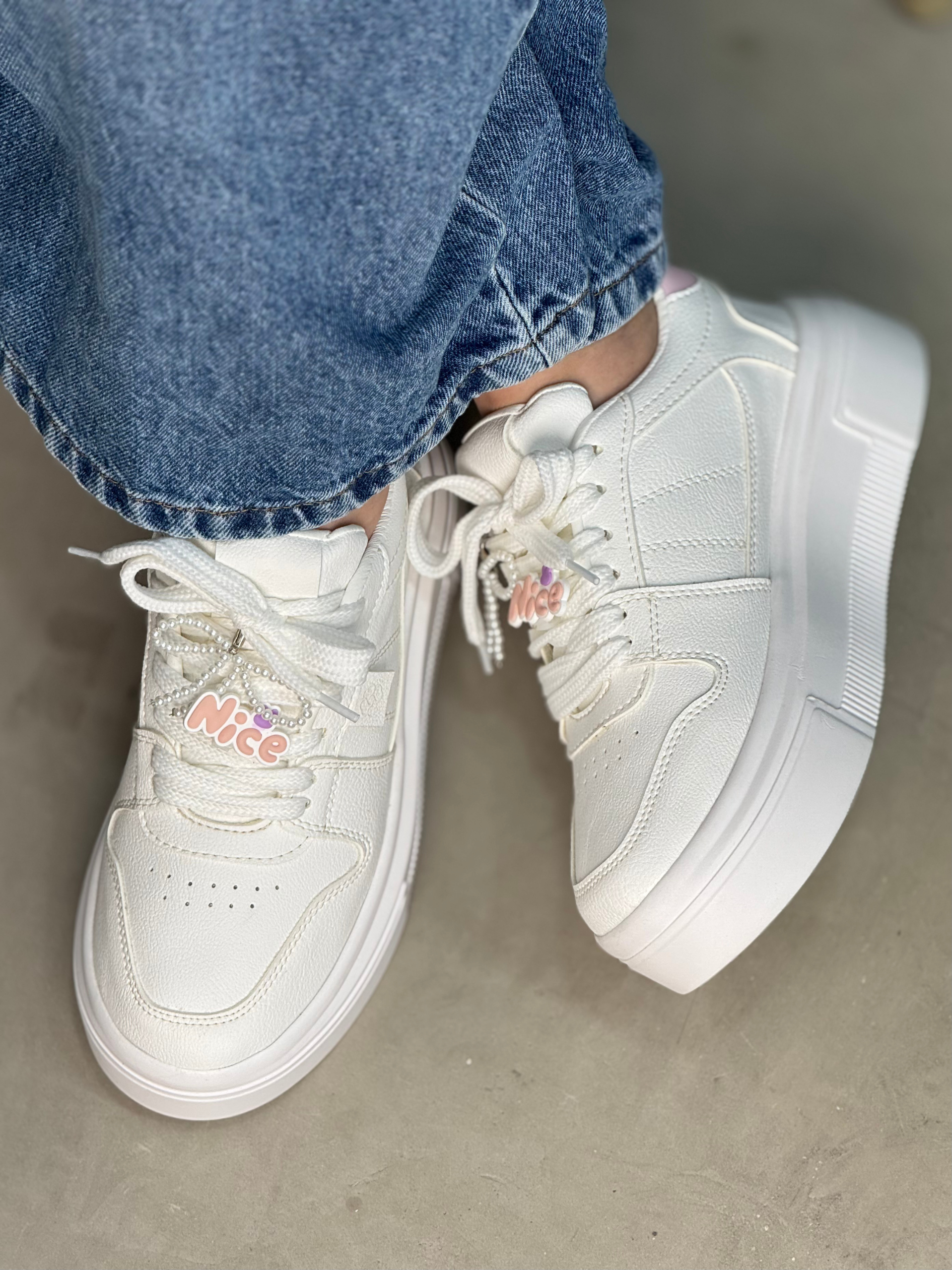Tenis blancos para mujer con charm decorativo - D890