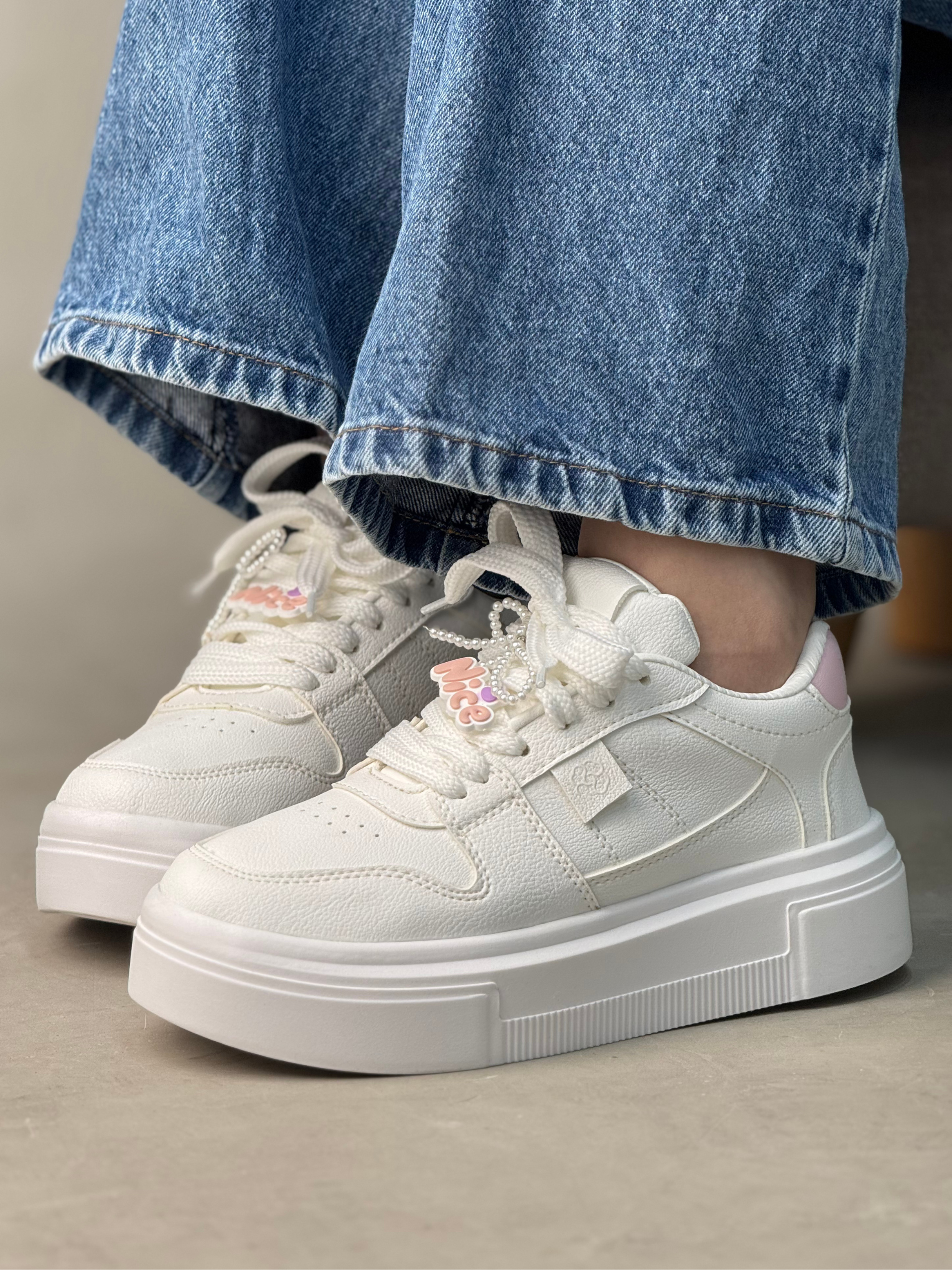 Tenis blancos para mujer con charm decorativo - D890