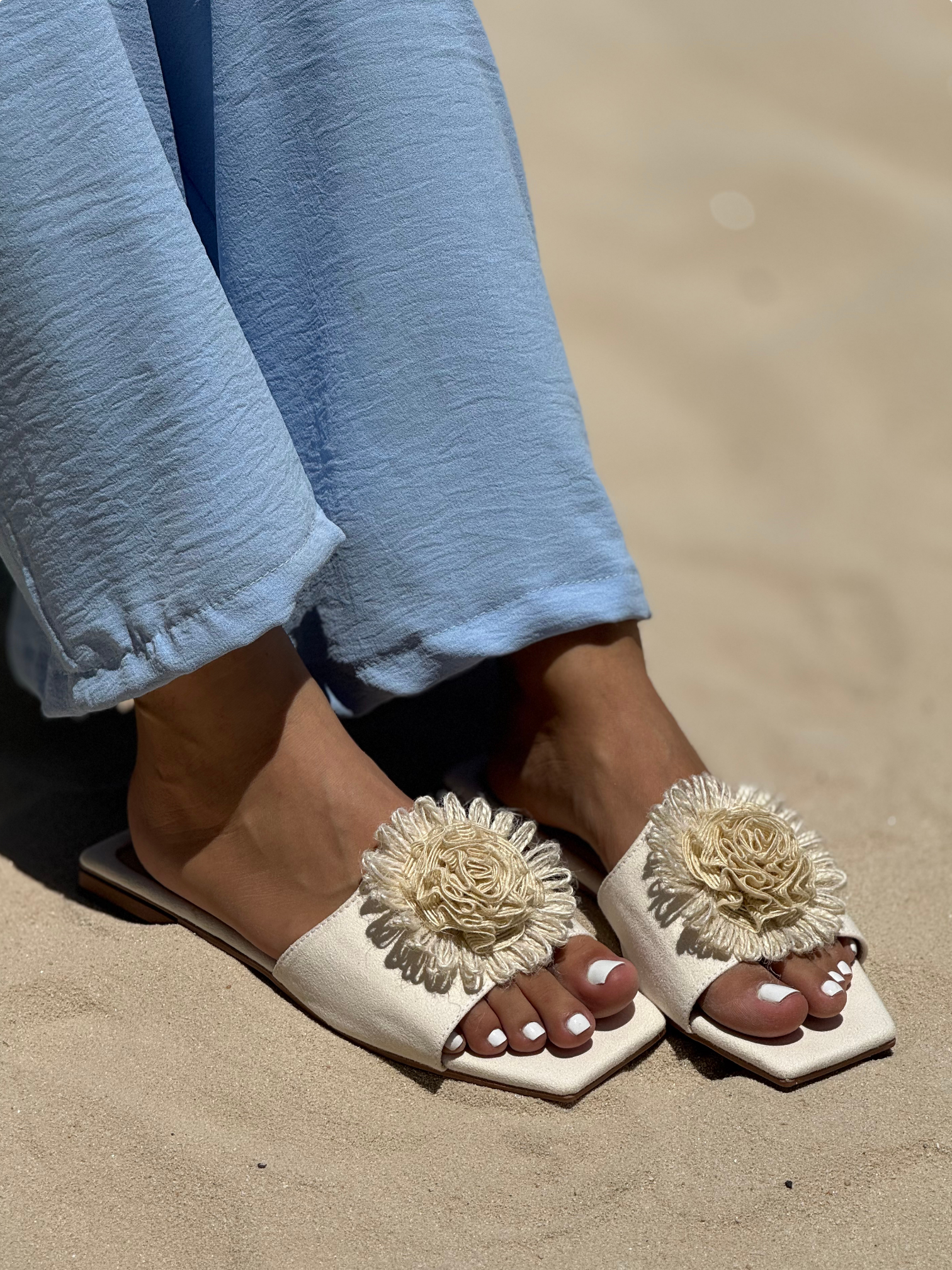 Sandalias Planas con Flor Tejida P1497 para mujer | Maraldo