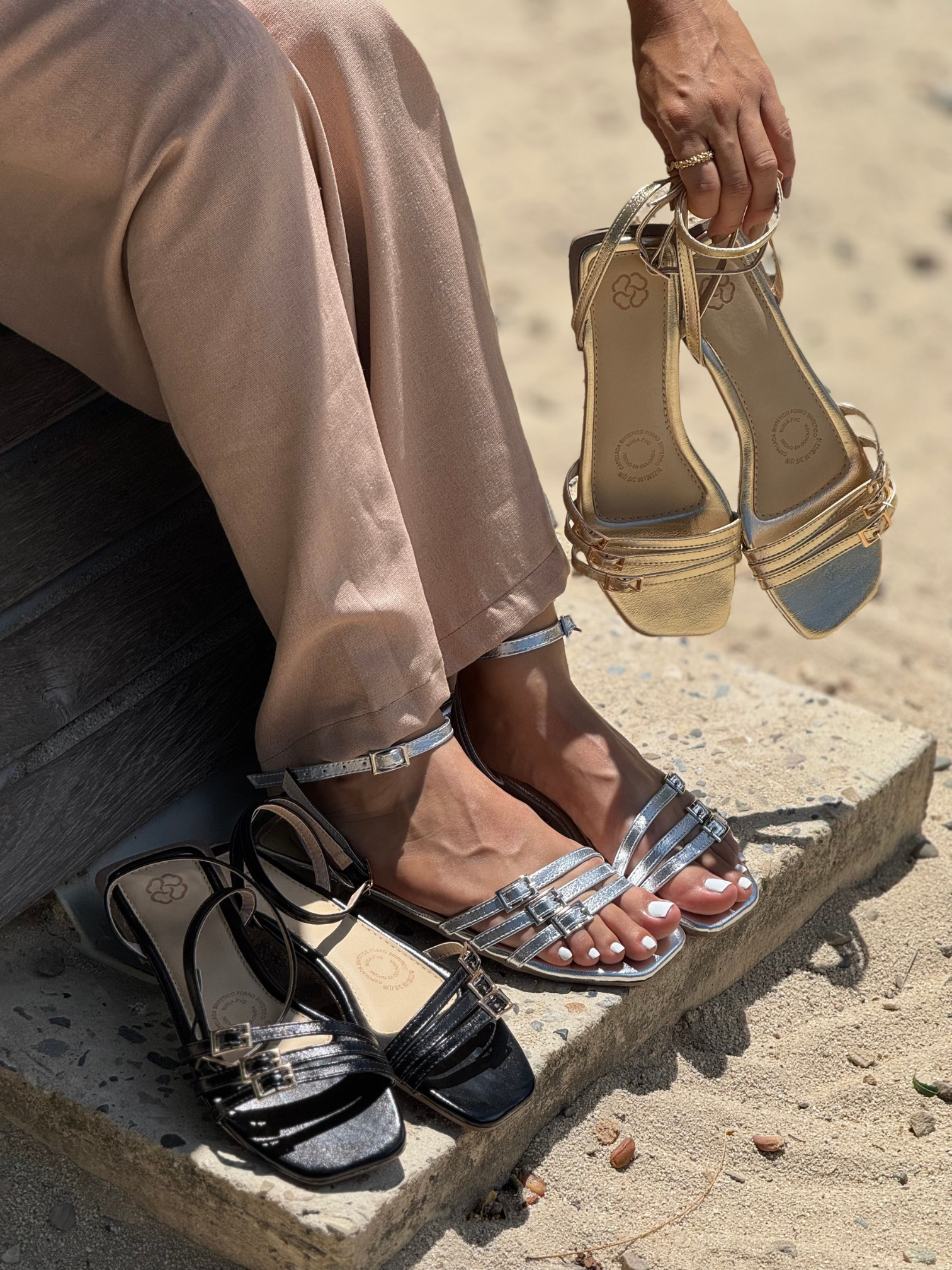 Sandalias negras elegantes de tiras brillantes - P1530