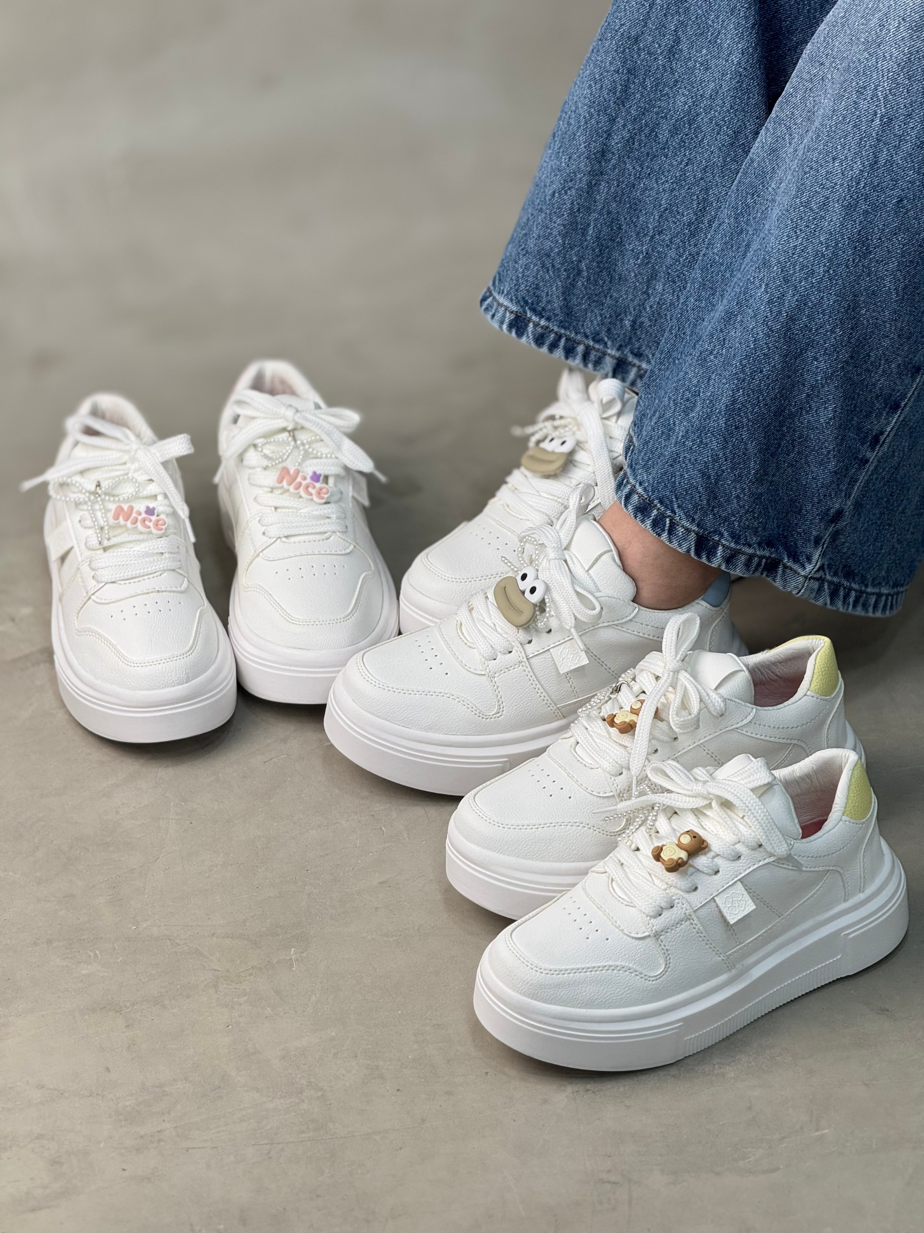 Tenis blancos para mujer con charm decorativo - D890
