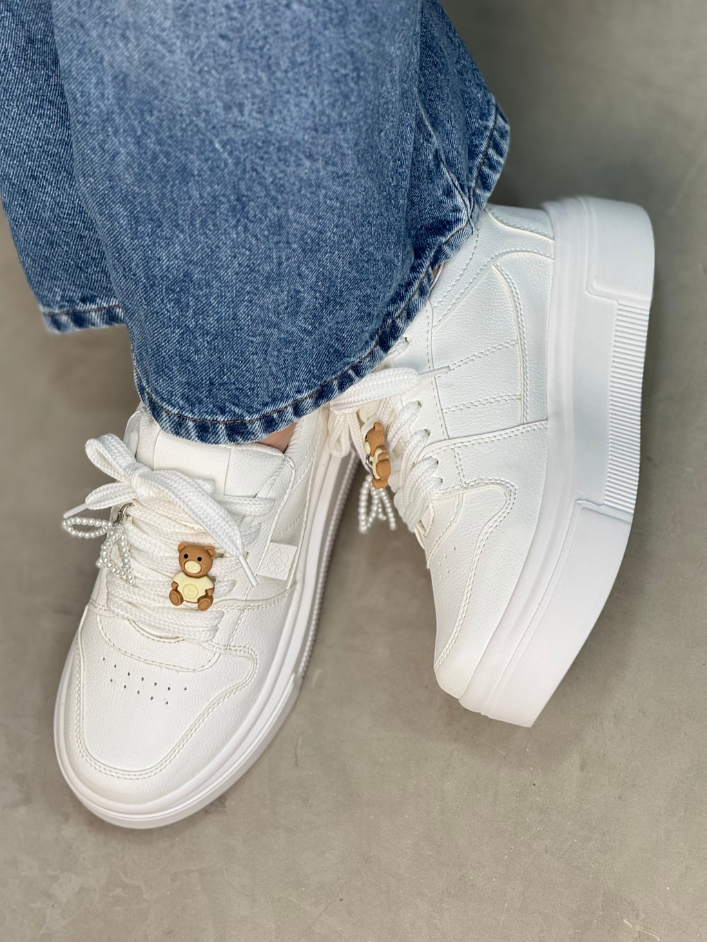 Tenis blancos para mujer con charm decorativo - D890