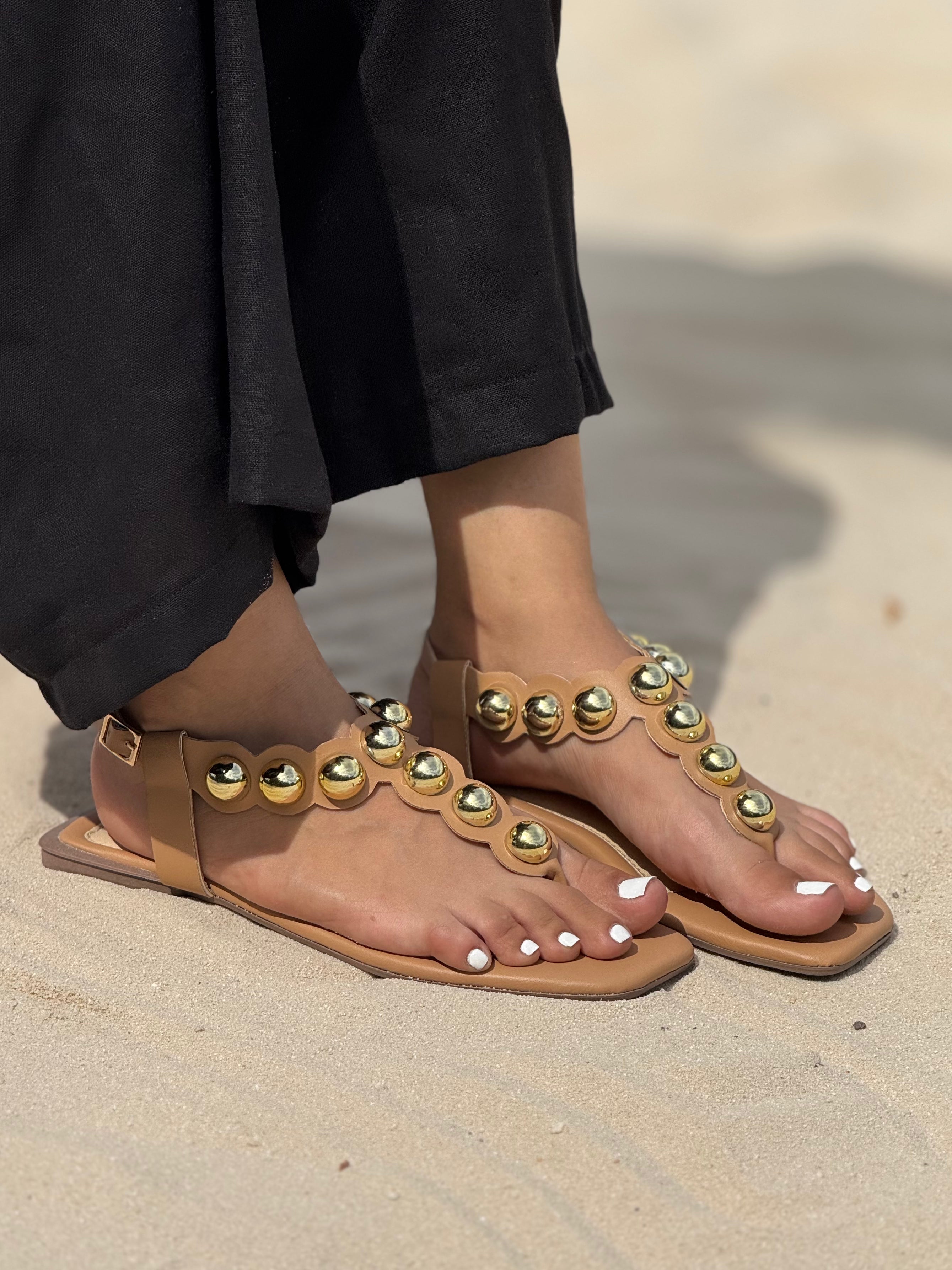 Sandalias planas de moda P1506 con aplique dorado para mujer | Maraldo