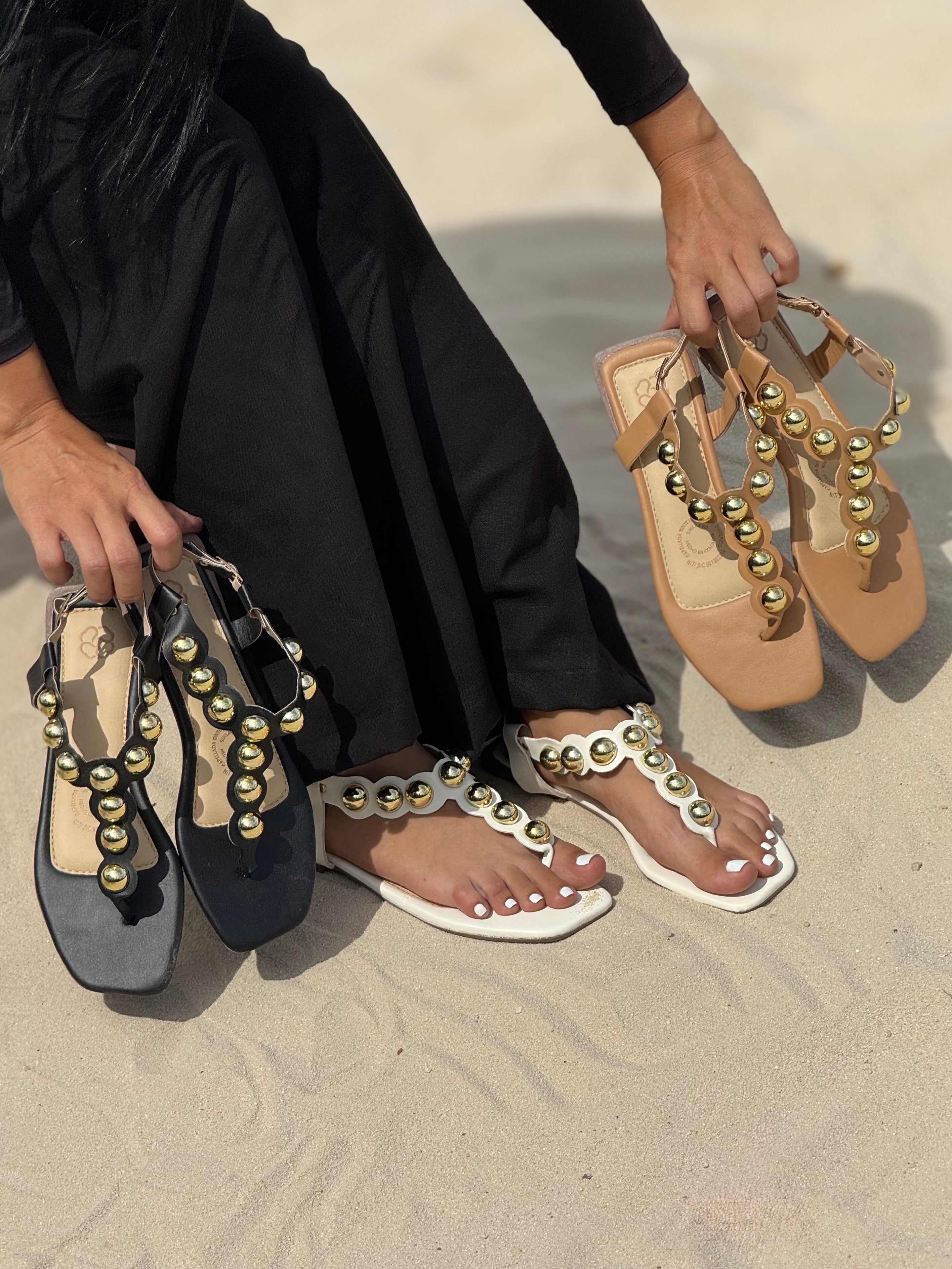 Sandalias planas de moda P1506 con aplique dorado para mujer | Maraldo