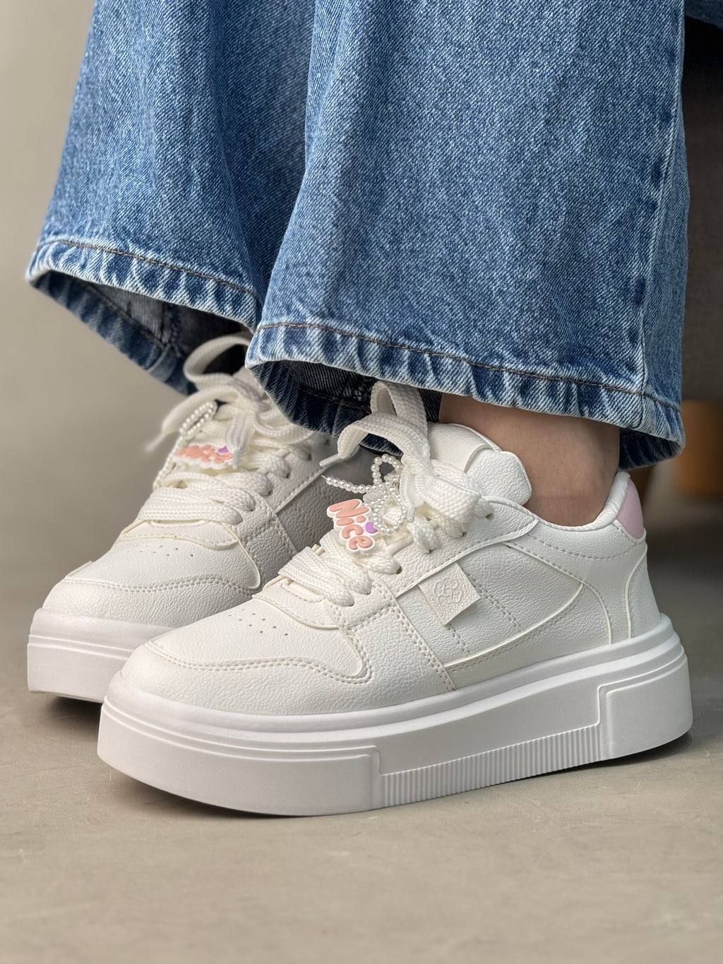 Tenis blancos para mujer con charm decorativo - D890