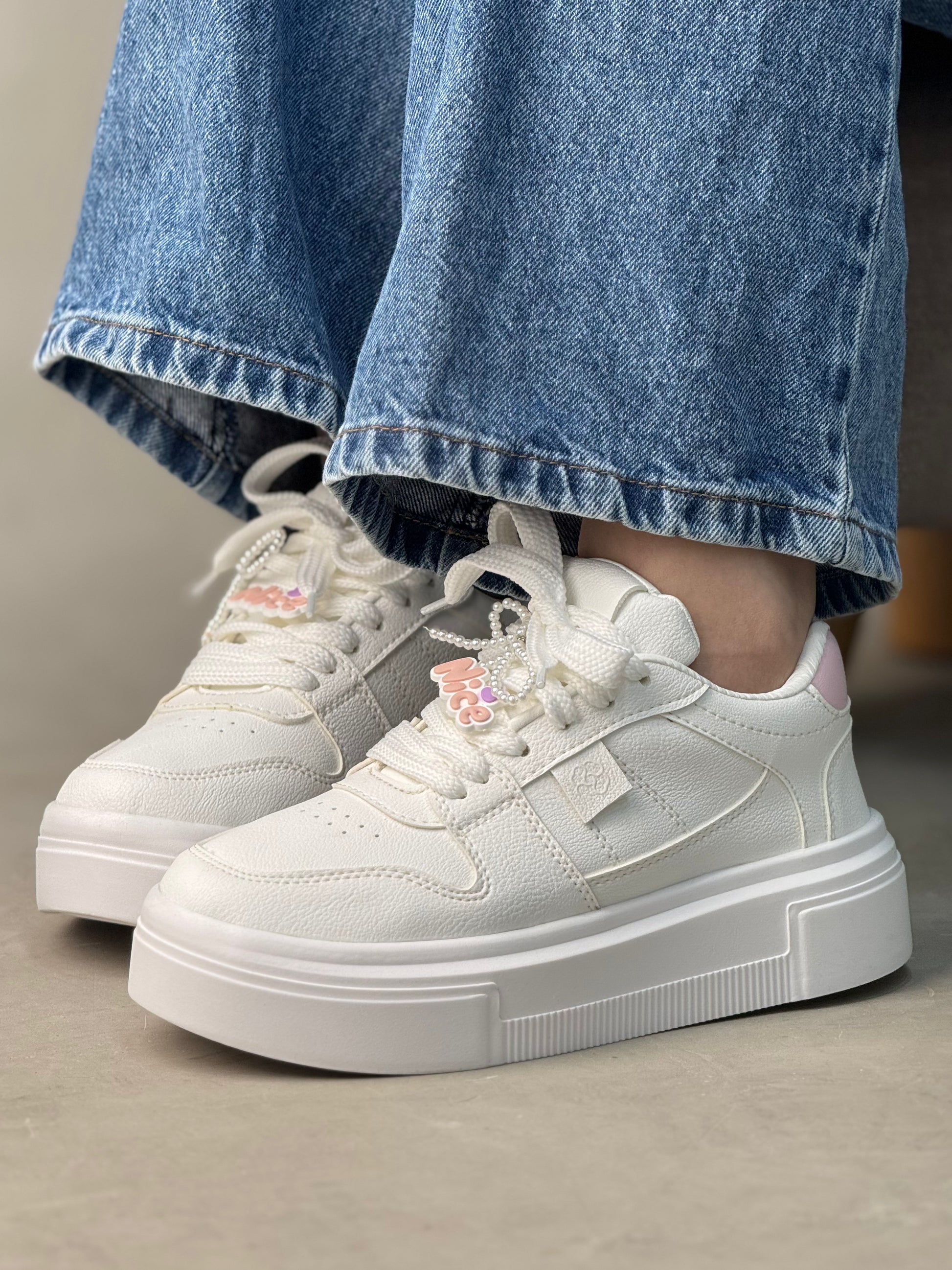 Tenis blancos para mujer con charm decorativo - D890