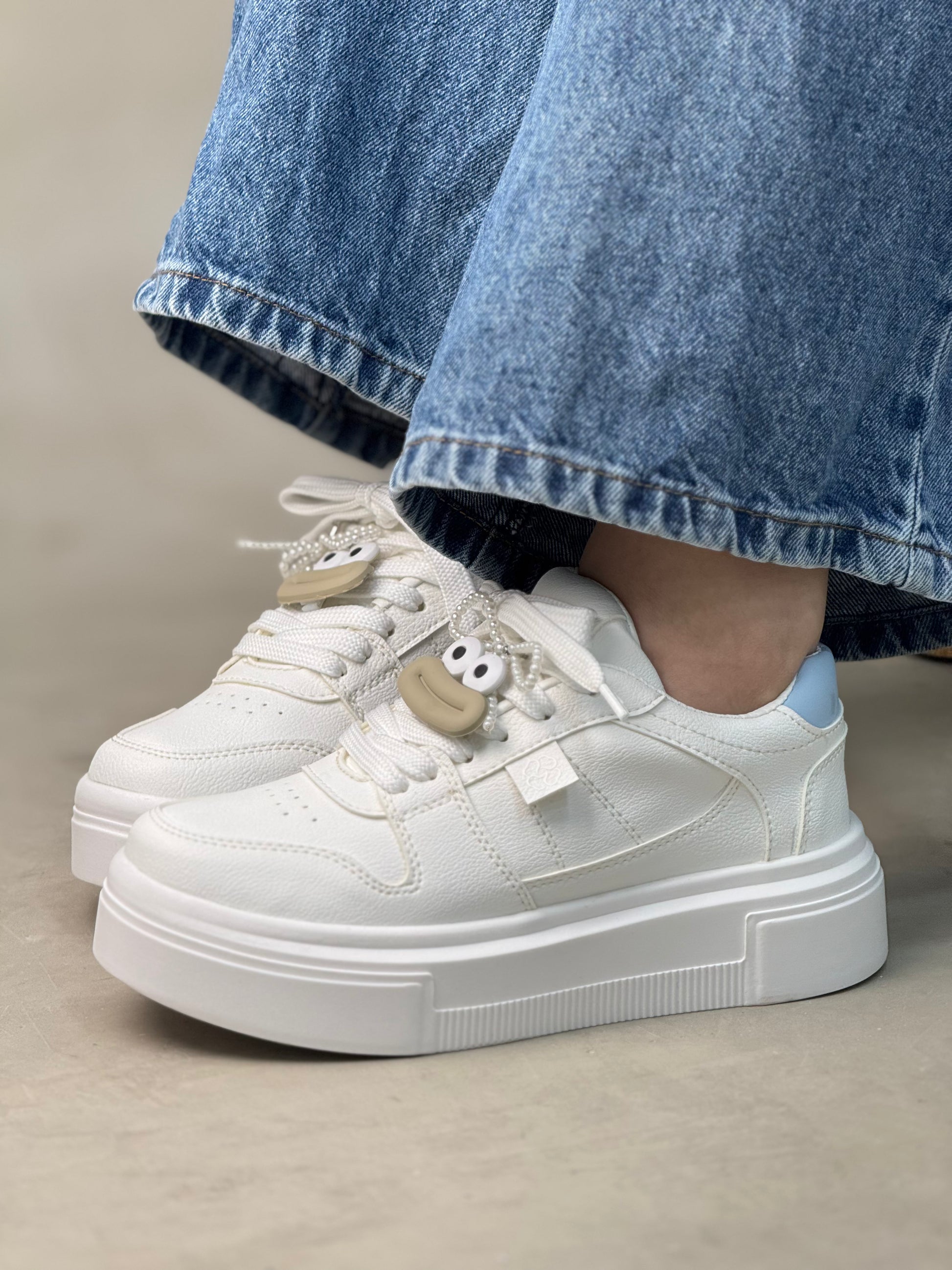 Tenis blancos para mujer con charm decorativo - D890