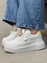 Tenis blancos con charm decorativo - D890