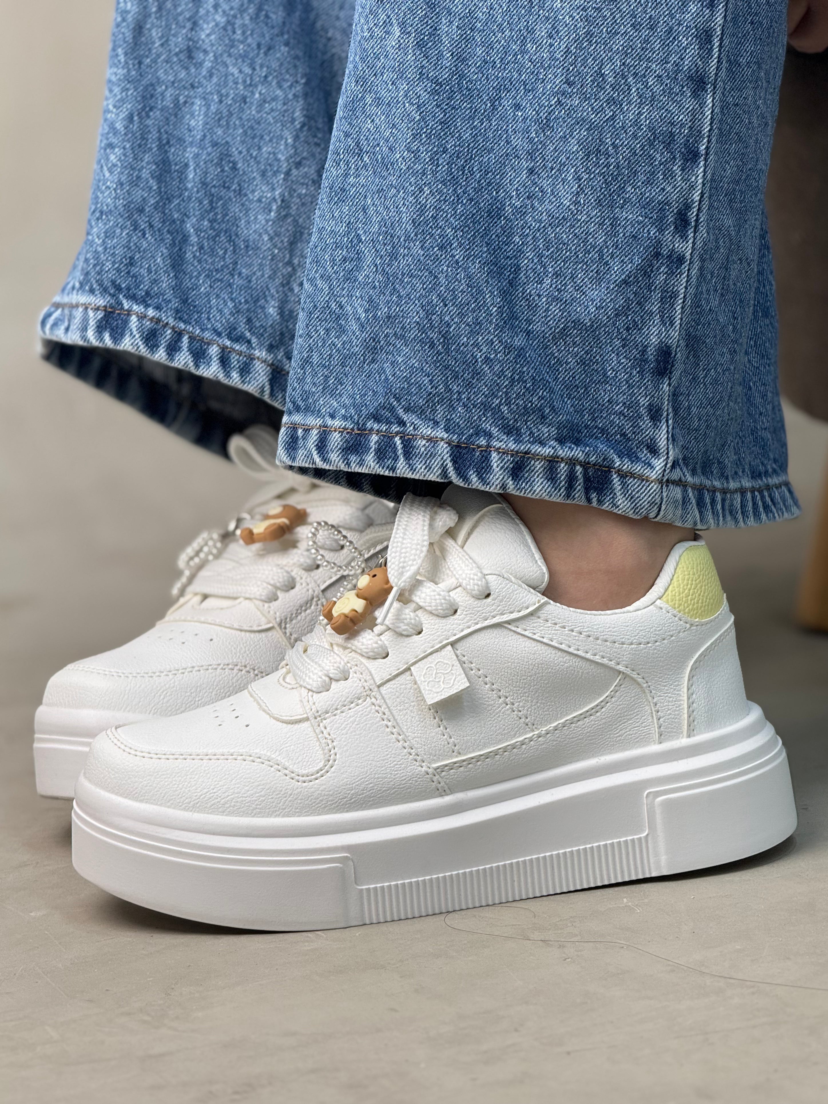 Tenis blancos para mujer con charm decorativo - D890