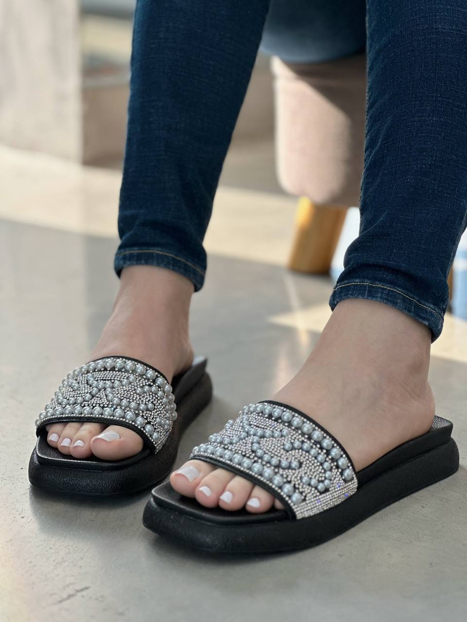 Sandalias con detalles de perlas y cristales MB68 | Maraldo