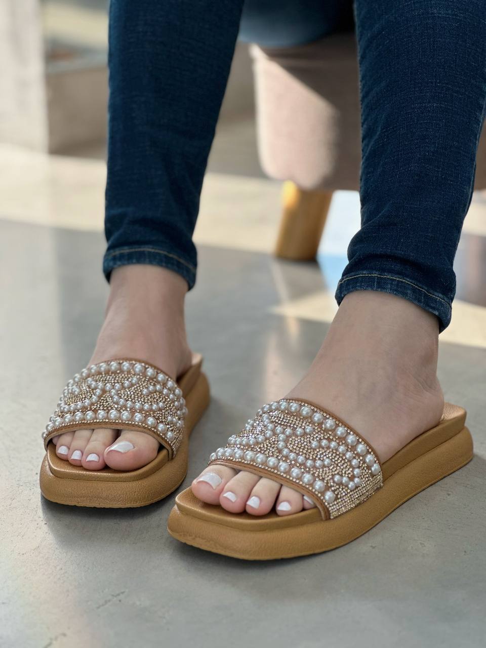 Sandalias con detalles de perlas y cristales – MB68