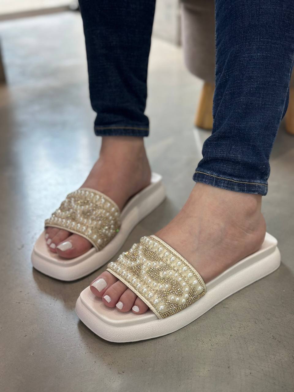Sandalias con detalles de perlas y cristales – MB68