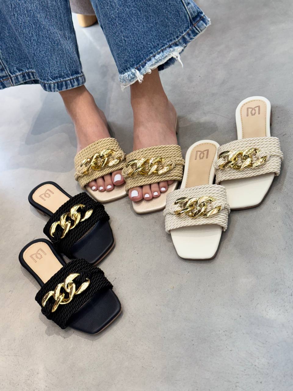 Sandalias Negras con Cadena Dorada – P1418