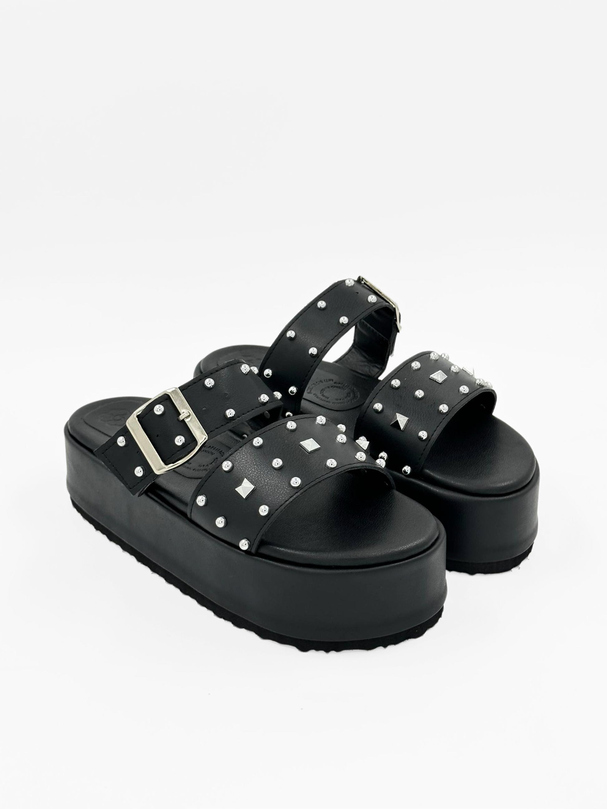 Sandalias modernas de plataforma con hebilla y taches MB109 para mujer | Maraldo