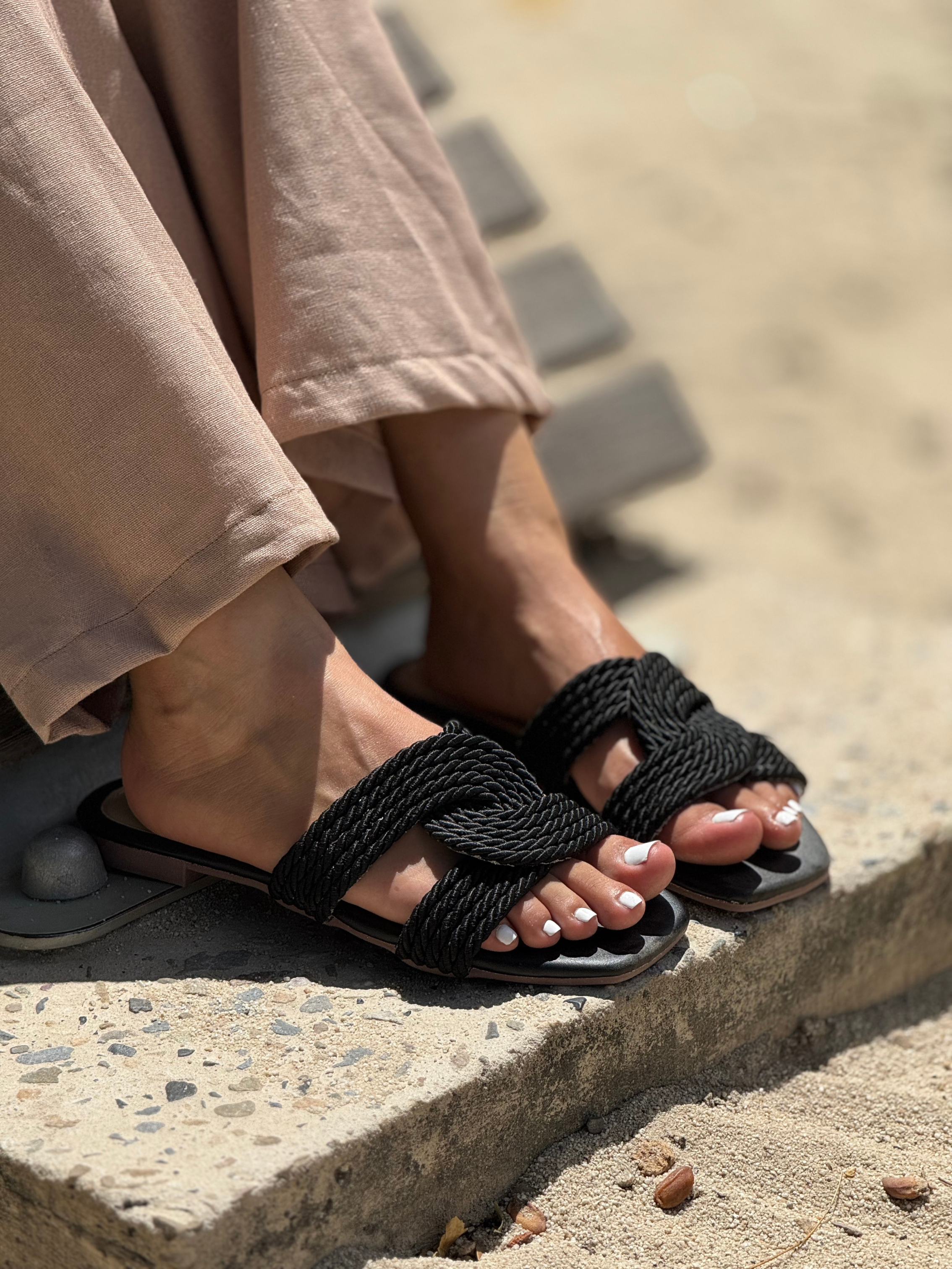 Sandalia plana negra con tejido trenzado - P1517