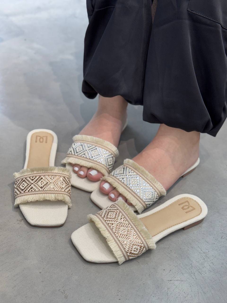 Sandalias planas bordadas en yute con detalles metálicos P1441 | Maraldo