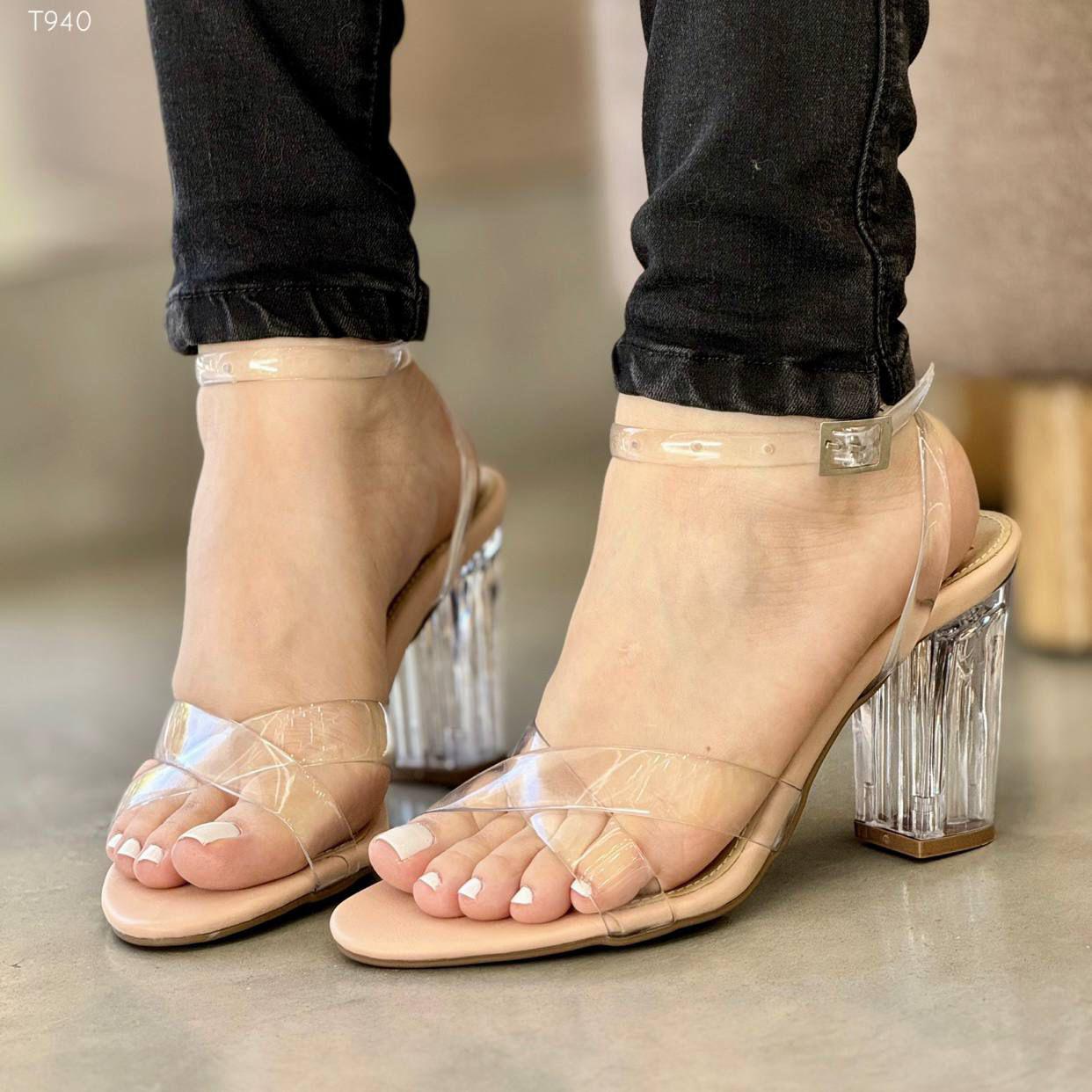 Tacones Transparentes con Tira al Tobillo y Tacón Acrílico – T940