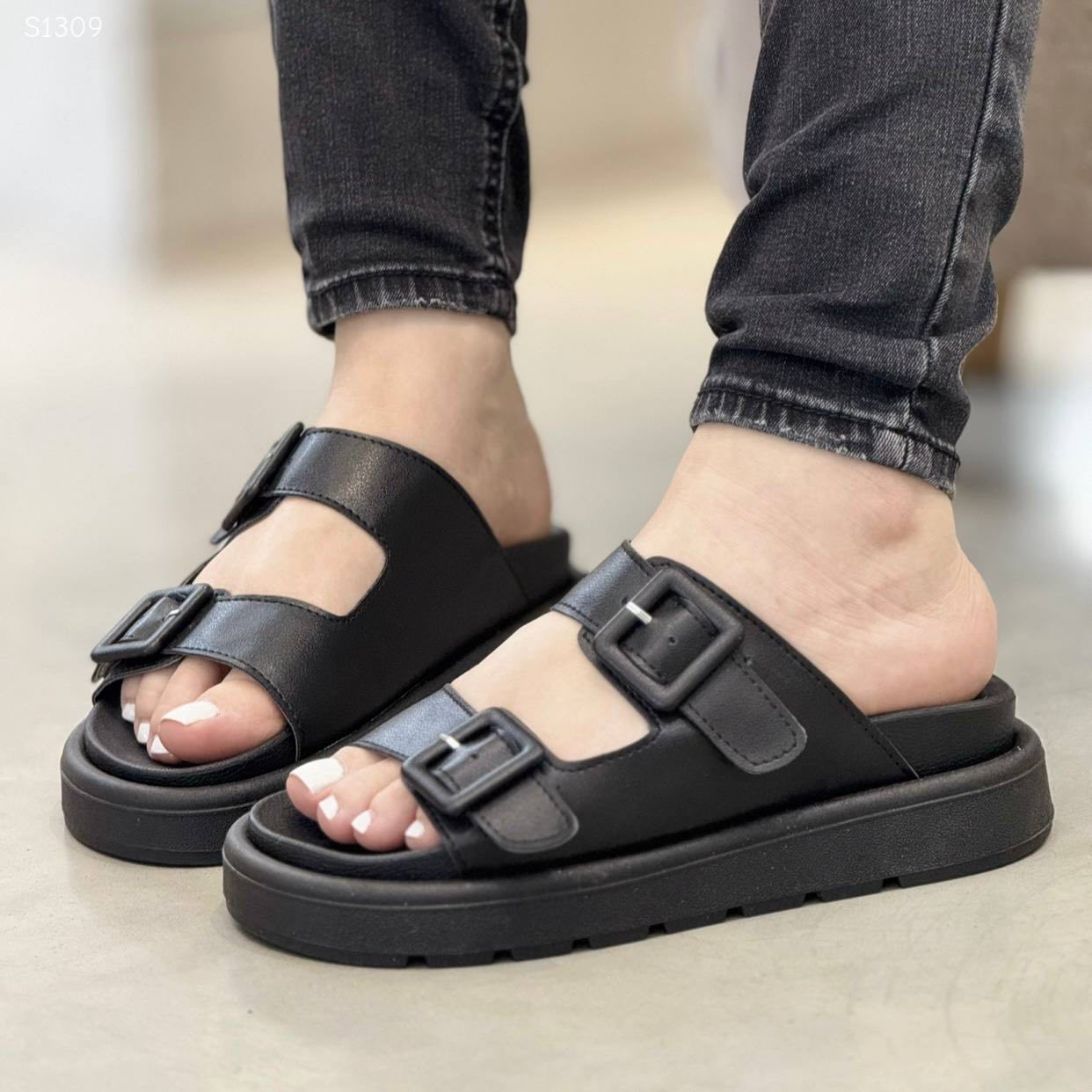 Sandalias Negras con Hebillas – S1309