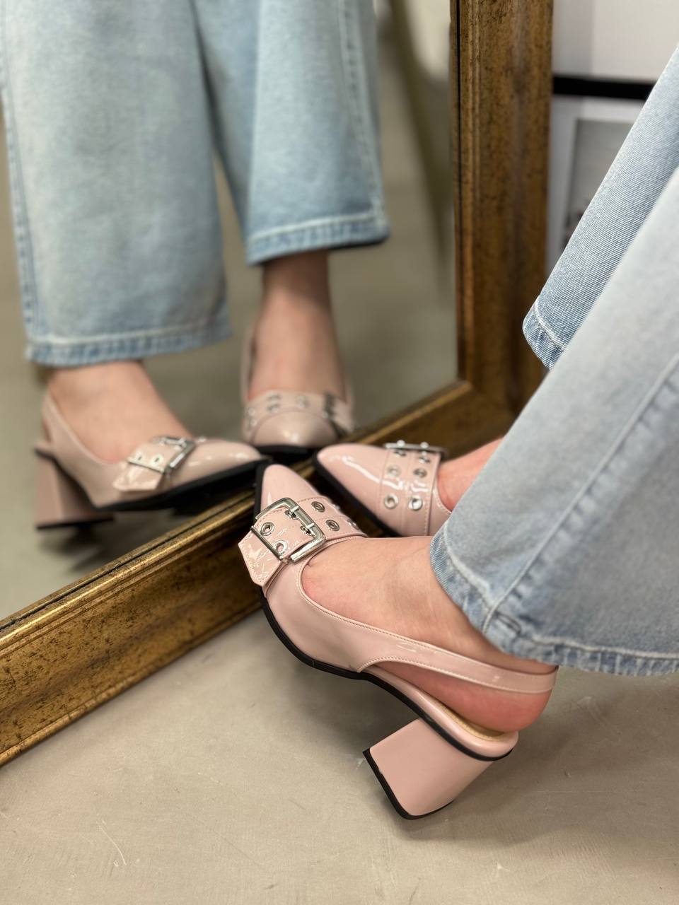Tacones Nude con Hebilla Grande y Tacón Medio – T501