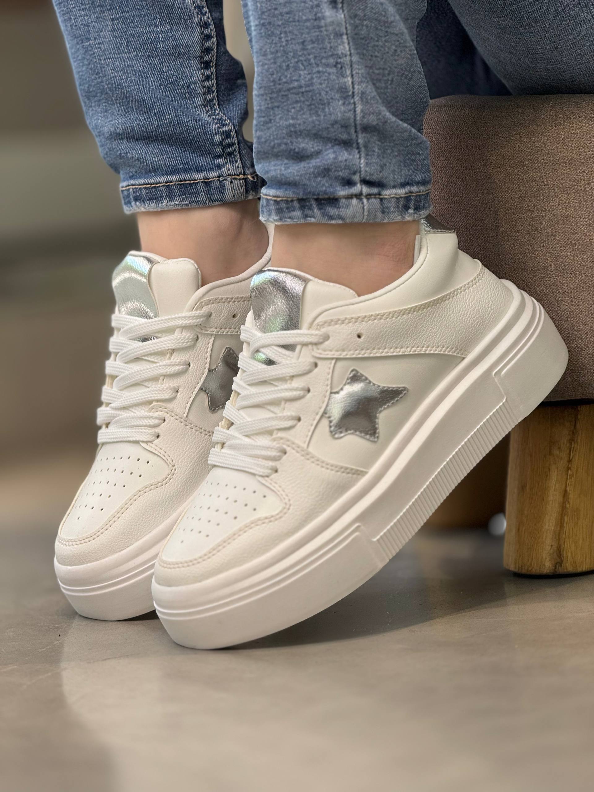 Sneakers Mujer Blancos con Estrella Plateada - D889