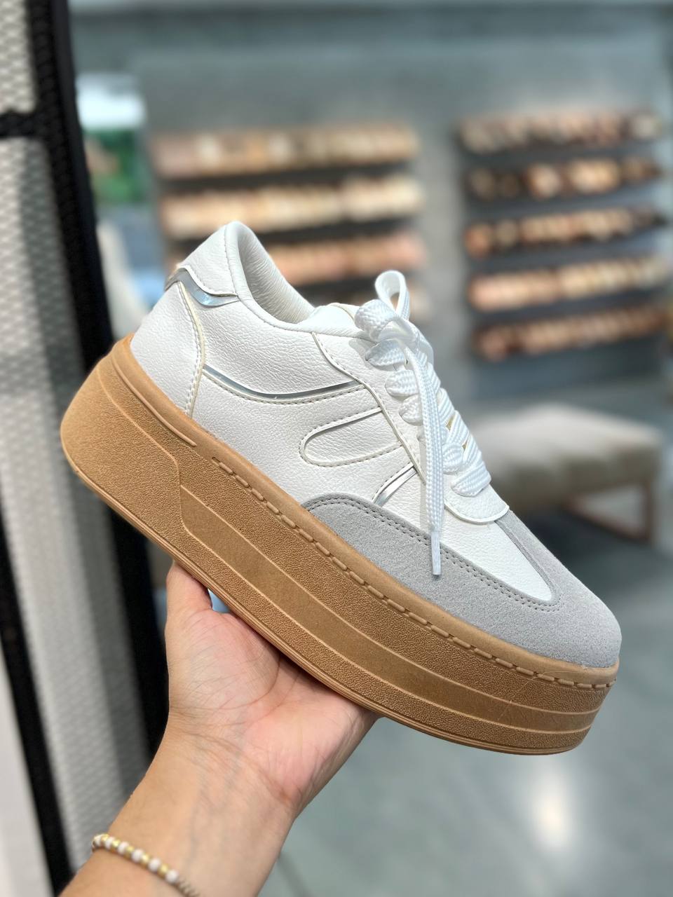 Tenis marfil con detalles plateados para mujer –  D864