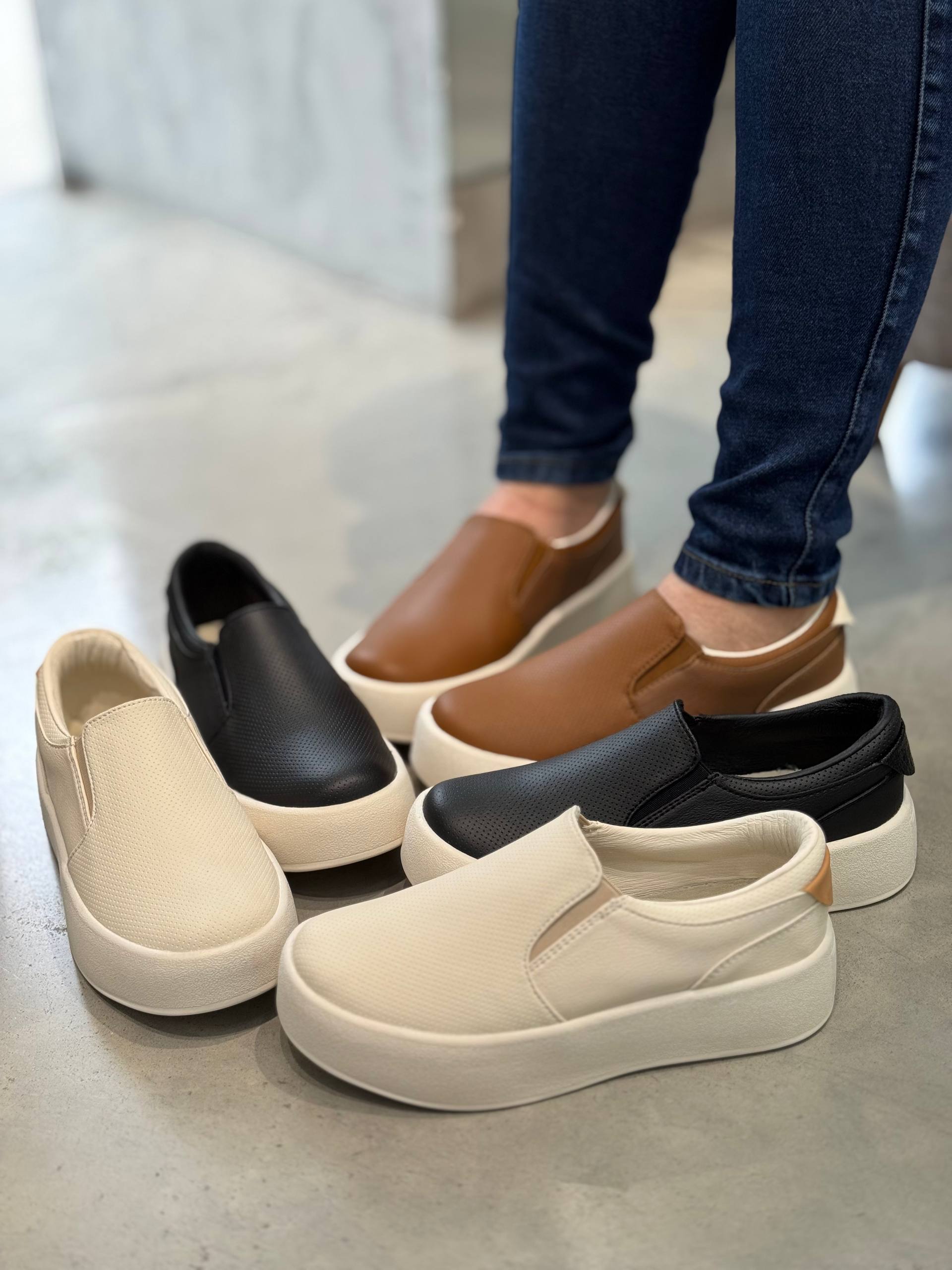 Tenis negros con plataforma blanca y diseño Slip-on - D885