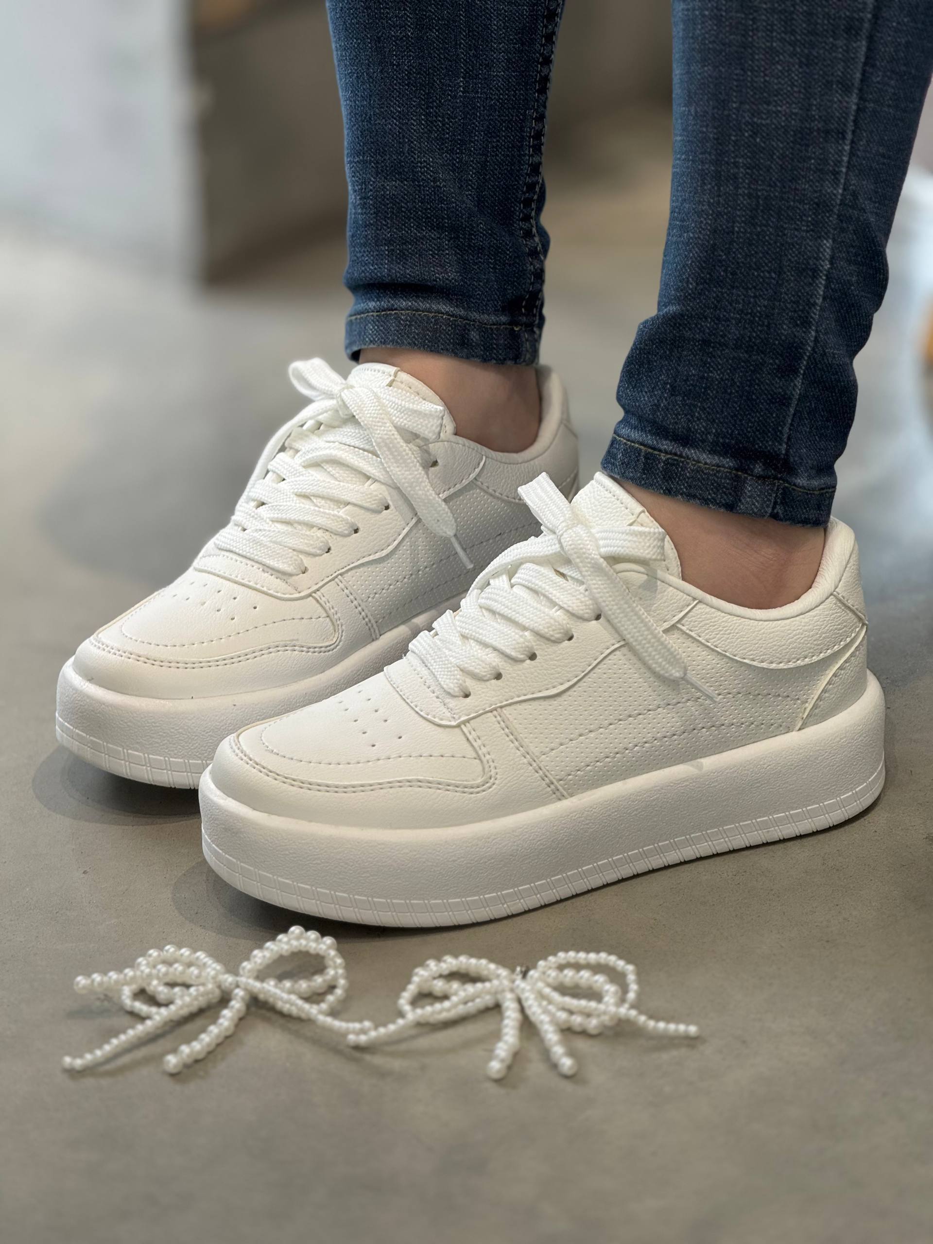 Tenis Casual Blancos con Moño de Perlas - D884