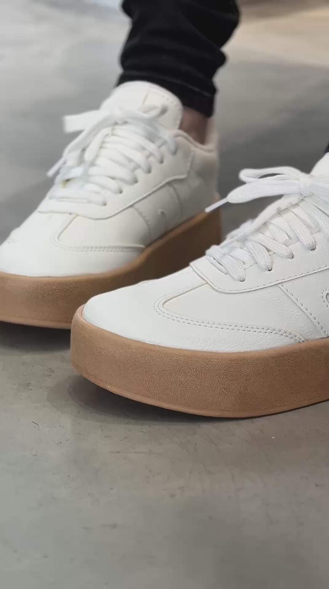 Tenis blancos con plataforma – D868