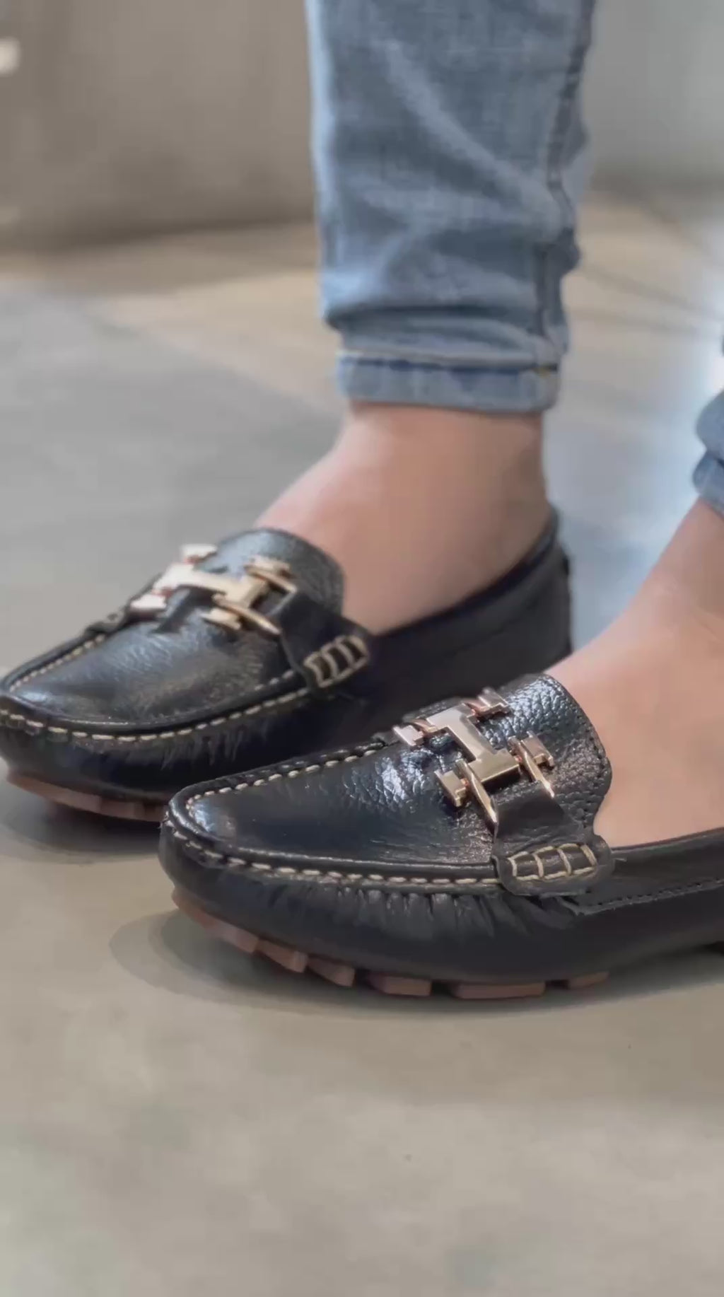 Mocasines negros con herraje metálico🖤  - MC2025