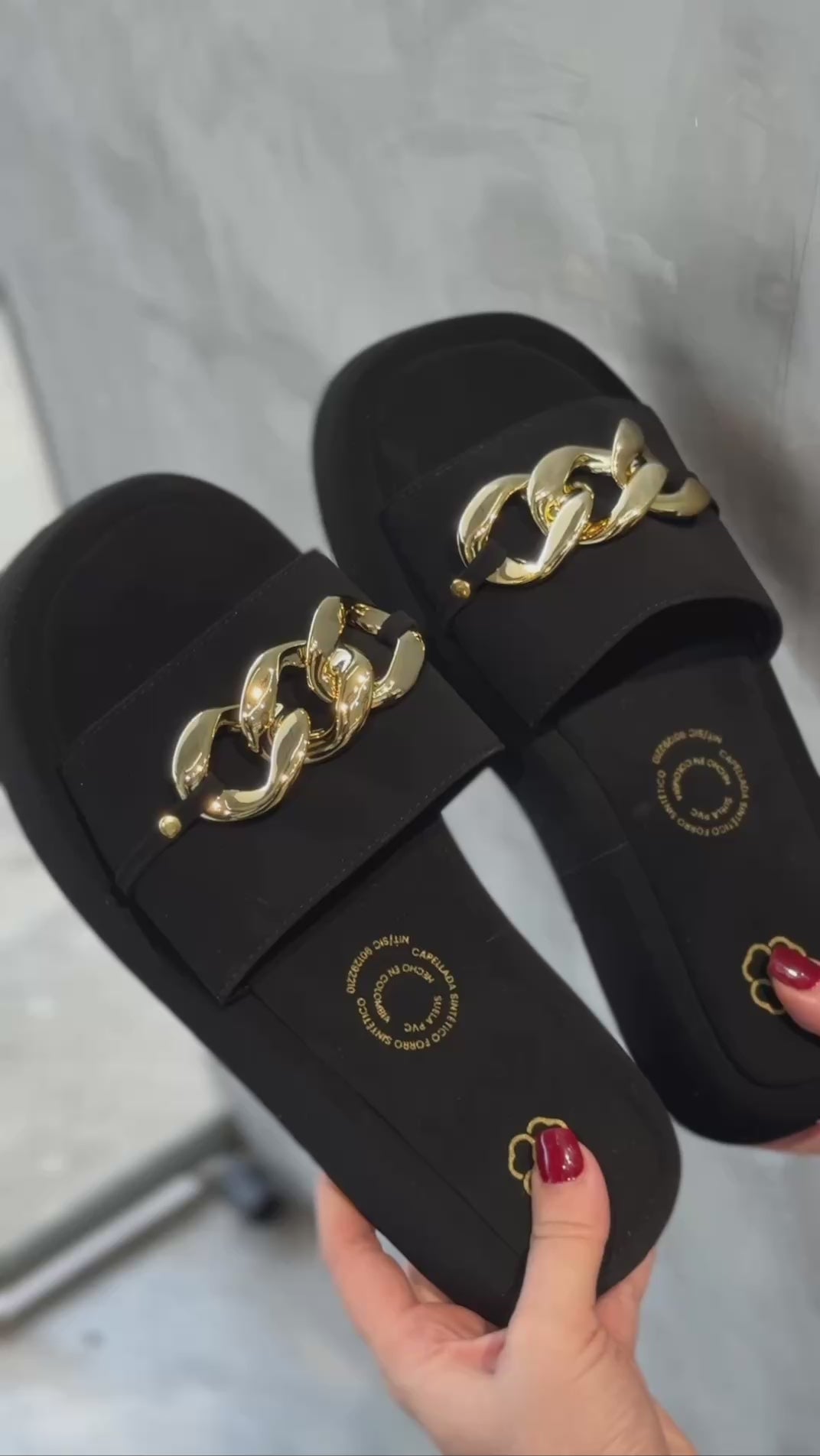 Sandalias negras con cadena dorada y plataforma cómoda SB04 | Maraldo