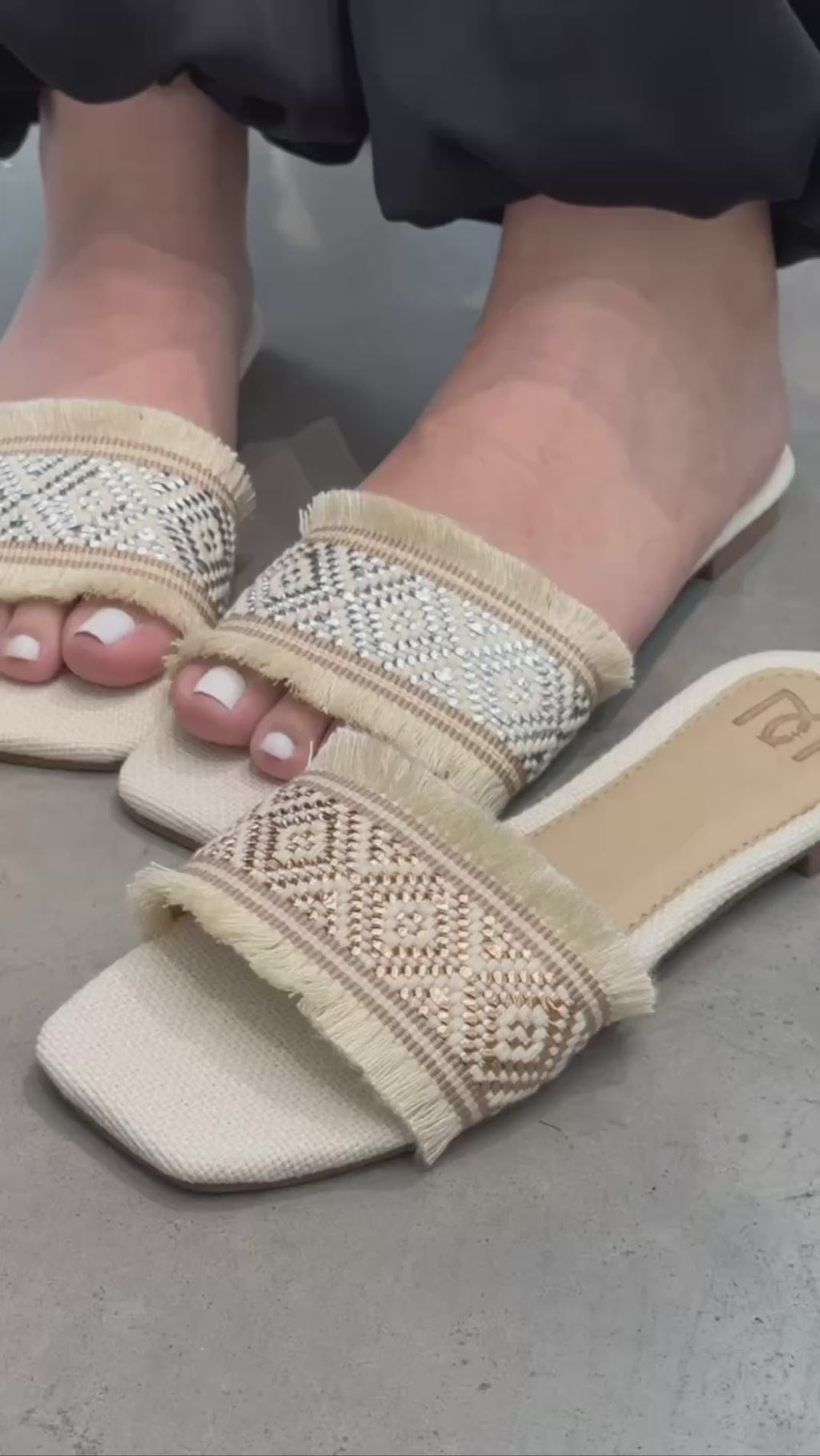 Sandalias planas bordadas en yute con detalles metálicos P1441 | Maraldo