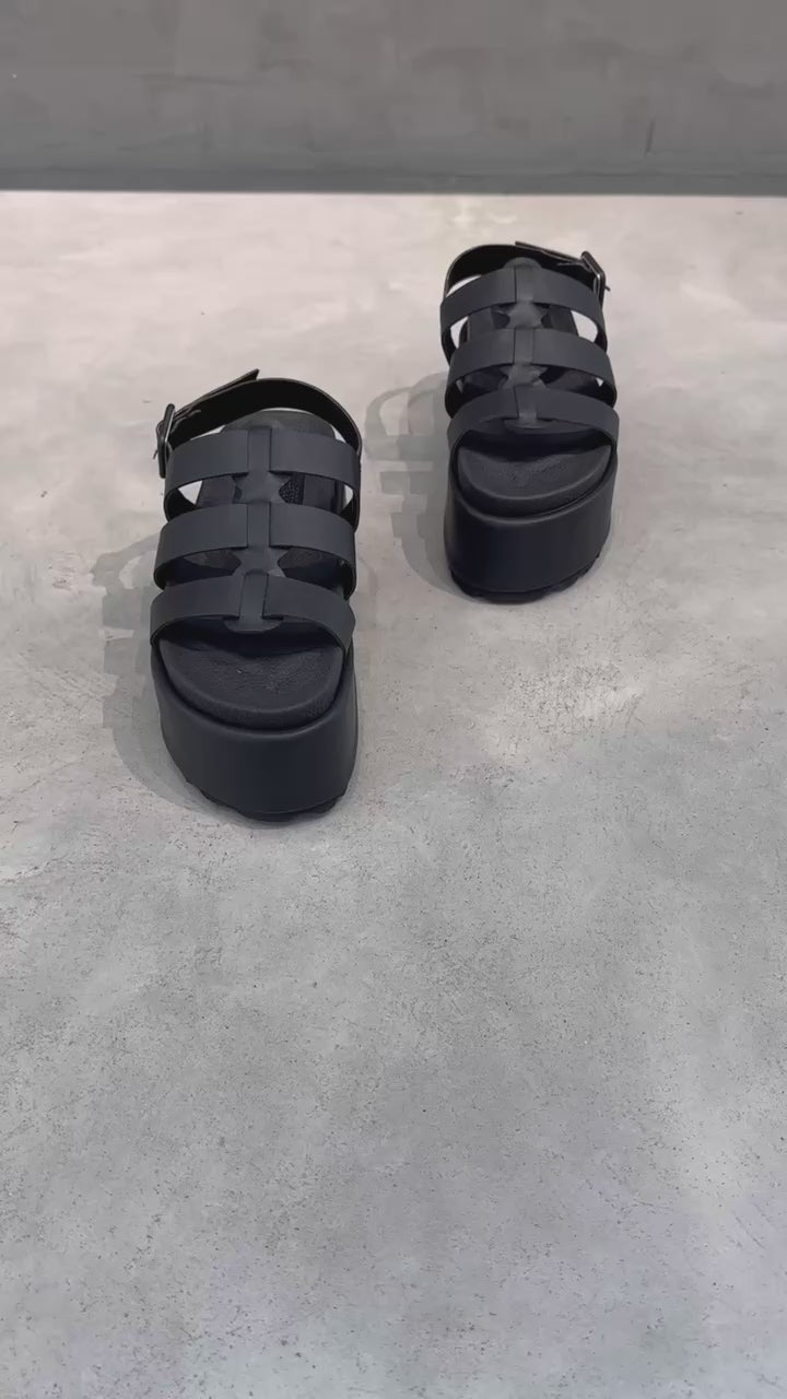 Sandalias negras con plataforma alta – MB51