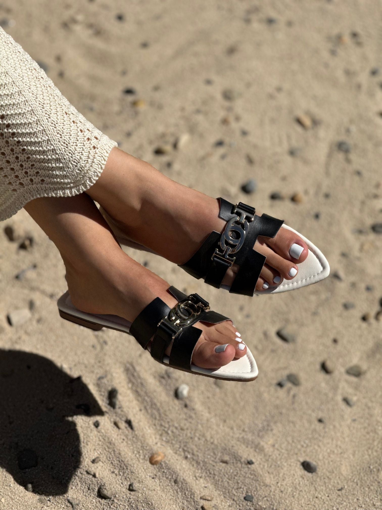 Sandalia Plana negra Punta Fina con Herraje P1527