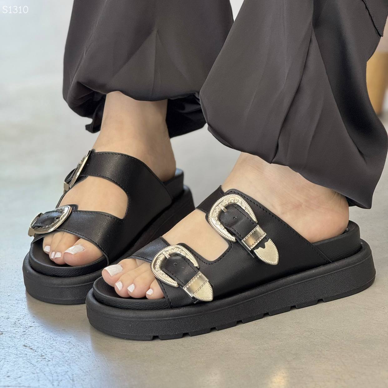 Sandalias con plataforma y hebillas metálicas – S1310